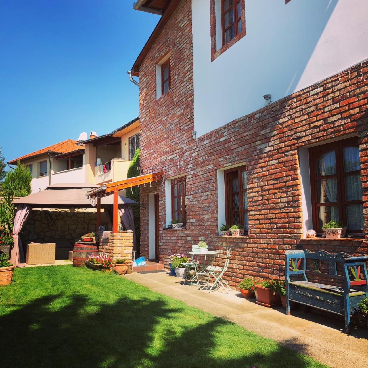 Janicsar Garden Apartman Eger Ngoại thất bức ảnh